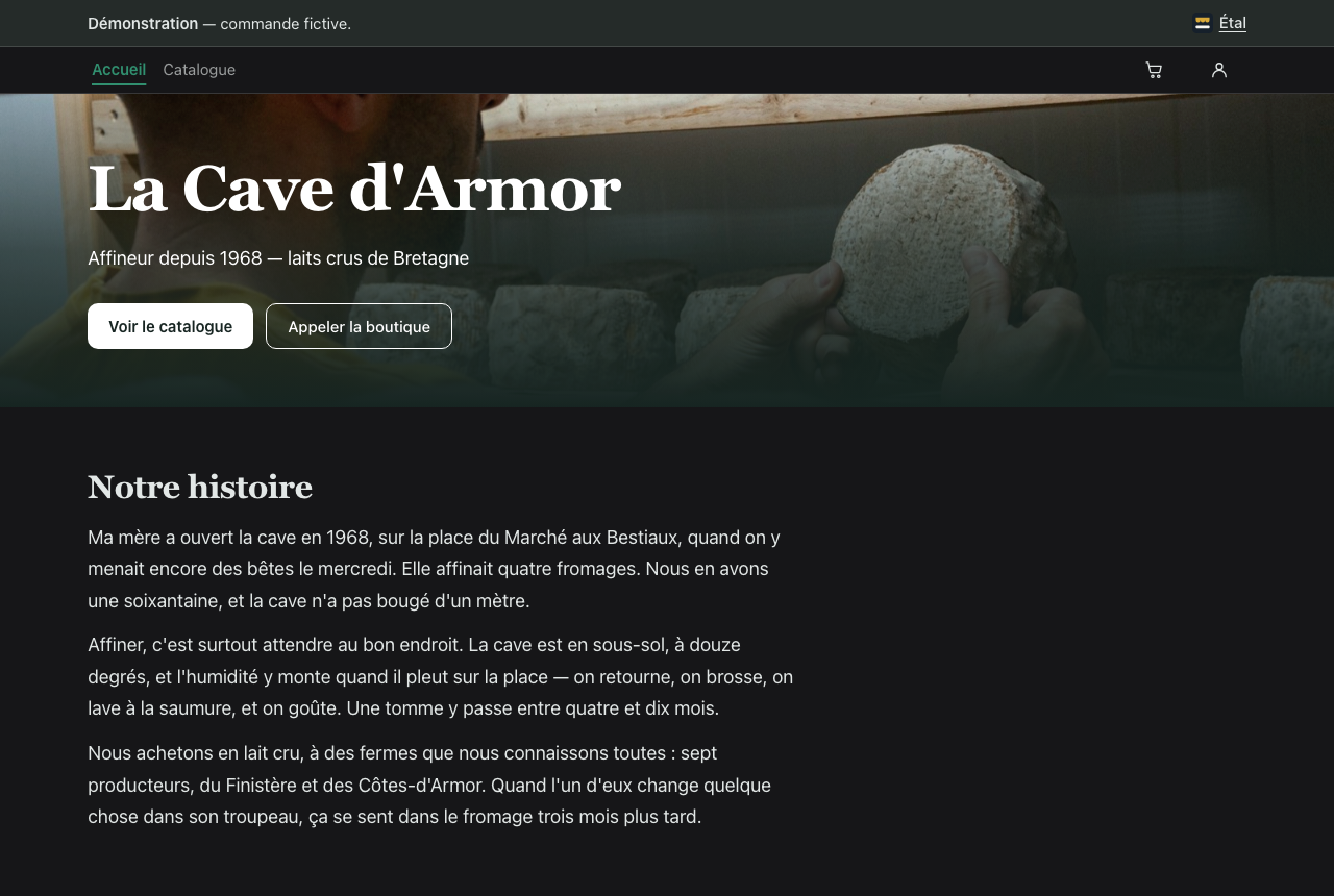 Page d'accueil de la démonstration fromagerie : l'enseigne « La Cave d'Armor » sur une photographie d'affinage en cave, le bandeau qui annonce la démonstration, et les rayons illustrés.